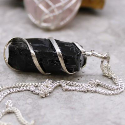 Kaskadierend gewickelte Edelstein-Halskette – Rauer schwarzer Onyx